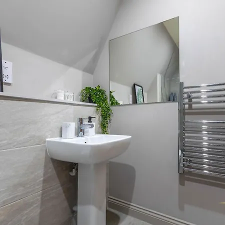 Luxury Apt I Long Stays Leeds City I Accommodate 4 Guest Apartment *